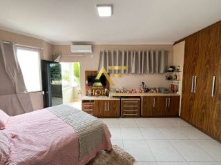 Casa aconchegante, com piscina, perto da praia e do shopping.