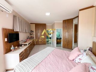Casa aconchegante, com piscina, perto da praia e do shopping.