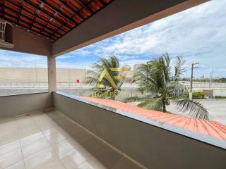 Casa aconchegante, com piscina, perto da praia e do shopping.