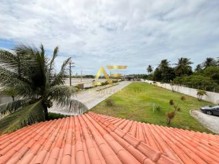 Casa aconchegante, com piscina, perto da praia e do shopping.