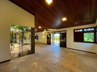 Casa espaçosa, com ampla área externa (2 lotes), no Condomínio Praias do Sul 1.