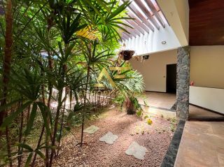 Casa espaçosa, com ampla área externa (2 lotes), no Condomínio Praias do Sul 1.