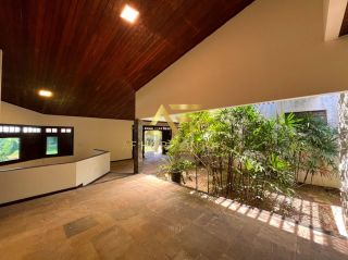 Casa espaçosa, com ampla área externa (2 lotes), no Condomínio Praias do Sul 1.