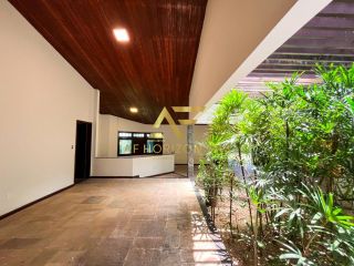 Casa espaçosa, com ampla área externa (2 lotes), no Condomínio Praias do Sul 1.