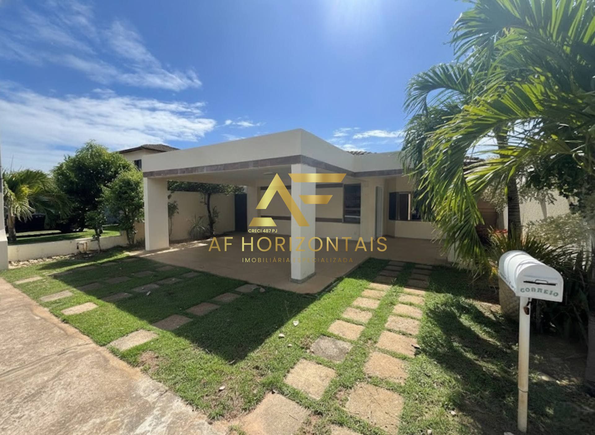 Casa térrea com piscina no Condomínio Alamedas do Sol, Aruana.