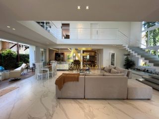 Casa imponente no Condomínio Melício Machado, com 4 quartos (3 suítes).