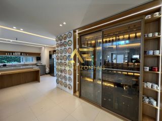 Casa imponente no Condomínio Melício Machado, com 4 quartos (3 suítes).