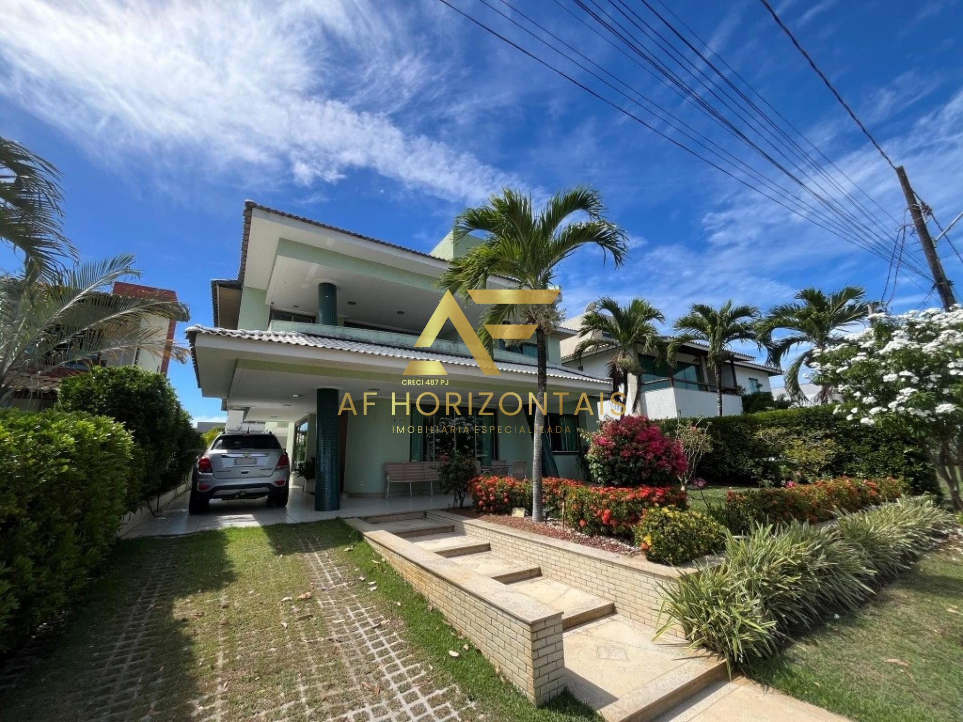 Linda casa em condomínio, em frente ao lago, com 4 suítes e piscina privativa.