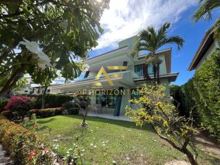 Linda casa em condomínio, em frente ao lago, com 4 suítes e piscina privativa.