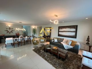 Linda casa em condomínio, em frente ao lago, com 4 suítes e piscina privativa.