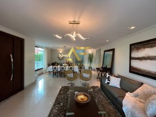 Linda casa em condomínio, em frente ao lago, com 4 suítes e piscina privativa.