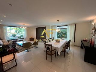 Linda casa em condomínio, em frente ao lago, com 4 suítes e piscina privativa.