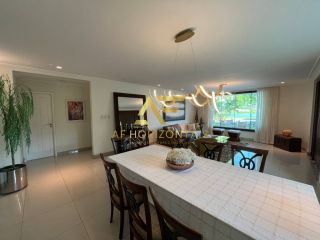 Linda casa em condomínio, em frente ao lago, com 4 suítes e piscina privativa.