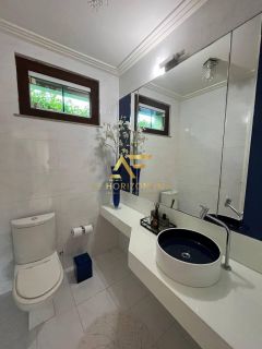 Linda casa em condomínio, em frente ao lago, com 4 suítes e piscina privativa.