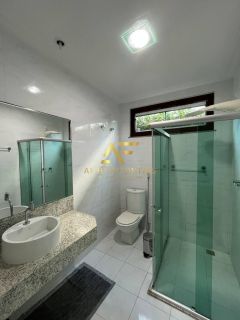 Linda casa em condomínio, em frente ao lago, com 4 suítes e piscina privativa.