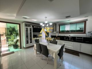 Linda casa em condomínio, em frente ao lago, com 4 suítes e piscina privativa.