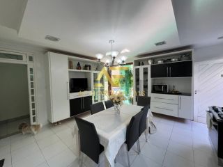 Linda casa em condomínio, em frente ao lago, com 4 suítes e piscina privativa.