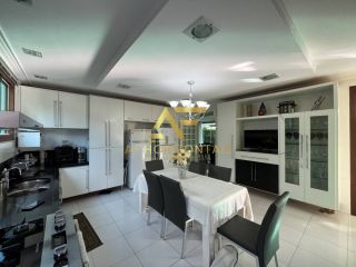 Linda casa em condomínio, em frente ao lago, com 4 suítes e piscina privativa.