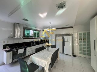 Linda casa em condomínio, em frente ao lago, com 4 suítes e piscina privativa.