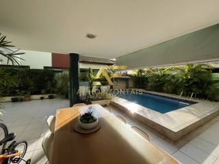 Linda casa em condomínio, em frente ao lago, com 4 suítes e piscina privativa.