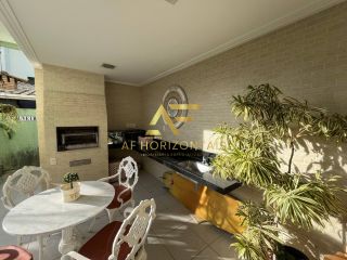 Linda casa em condomínio, em frente ao lago, com 4 suítes e piscina privativa.