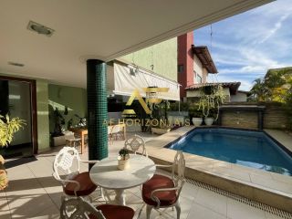 Linda casa em condomínio, em frente ao lago, com 4 suítes e piscina privativa.