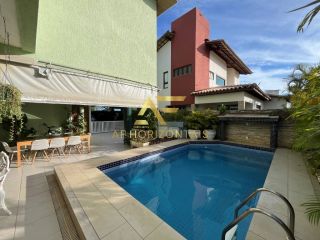 Linda casa em condomínio, em frente ao lago, com 4 suítes e piscina privativa.