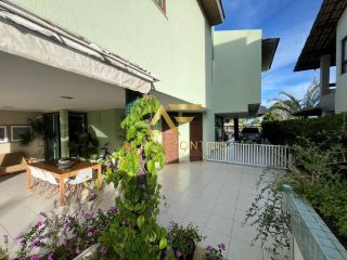 Linda casa em condomínio, em frente ao lago, com 4 suítes e piscina privativa.