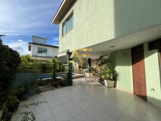 Linda casa em condomínio, em frente ao lago, com 4 suítes e piscina privativa.