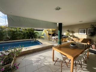 Linda casa em condomínio, em frente ao lago, com 4 suítes e piscina privativa.