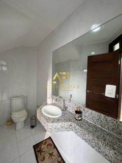 Linda casa em condomínio, em frente ao lago, com 4 suítes e piscina privativa.