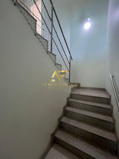 Linda casa em condomínio, em frente ao lago, com 4 suítes e piscina privativa.