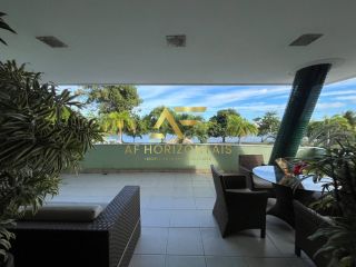 Linda casa em condomínio, em frente ao lago, com 4 suítes e piscina privativa.