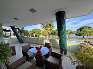 Linda casa em condomínio, em frente ao lago, com 4 suítes e piscina privativa.