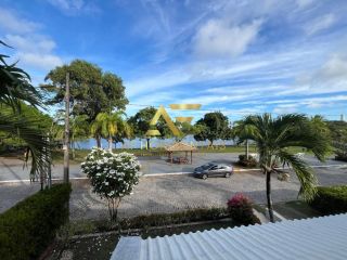 Linda casa em condomínio, em frente ao lago, com 4 suítes e piscina privativa.