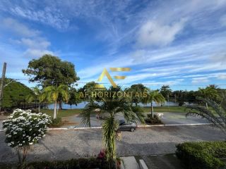 Linda casa em condomínio, em frente ao lago, com 4 suítes e piscina privativa.