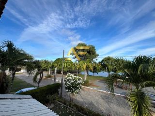 Linda casa em condomínio, em frente ao lago, com 4 suítes e piscina privativa.