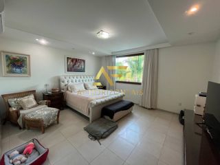 Linda casa em condomínio, em frente ao lago, com 4 suítes e piscina privativa.