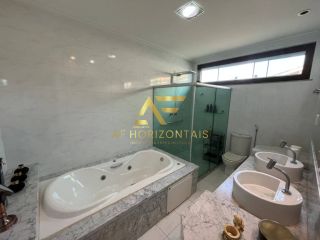 Linda casa em condomínio, em frente ao lago, com 4 suítes e piscina privativa.