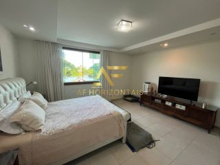 Linda casa em condomínio, em frente ao lago, com 4 suítes e piscina privativa.