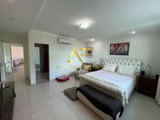 Linda casa em condomínio, em frente ao lago, com 4 suítes e piscina privativa.