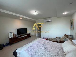 Linda casa em condomínio, em frente ao lago, com 4 suítes e piscina privativa.