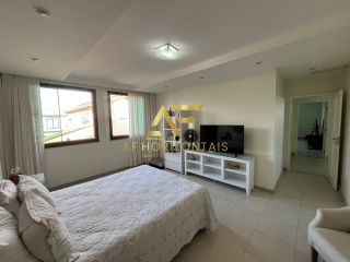 Linda casa em condomínio, em frente ao lago, com 4 suítes e piscina privativa.