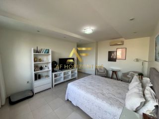 Linda casa em condomínio, em frente ao lago, com 4 suítes e piscina privativa.