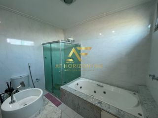 Linda casa em condomínio, em frente ao lago, com 4 suítes e piscina privativa.