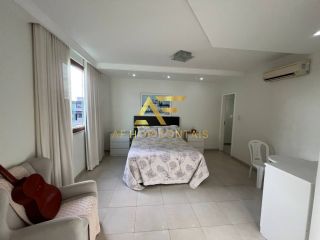 Linda casa em condomínio, em frente ao lago, com 4 suítes e piscina privativa.