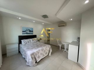 Linda casa em condomínio, em frente ao lago, com 4 suítes e piscina privativa.