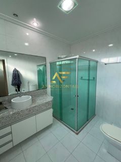 Linda casa em condomínio, em frente ao lago, com 4 suítes e piscina privativa.