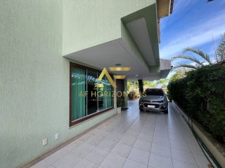 Linda casa em condomínio, em frente ao lago, com 4 suítes e piscina privativa.