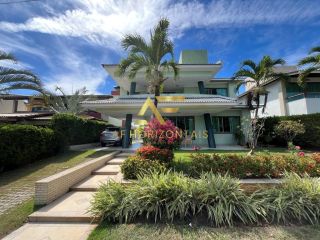 Linda casa em condomínio, em frente ao lago, com 4 suítes e piscina privativa.